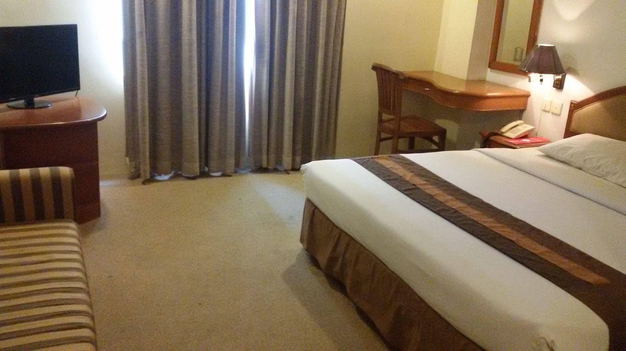 Hotel Bulevar Tanjung Duren Джакарта Екстериор снимка